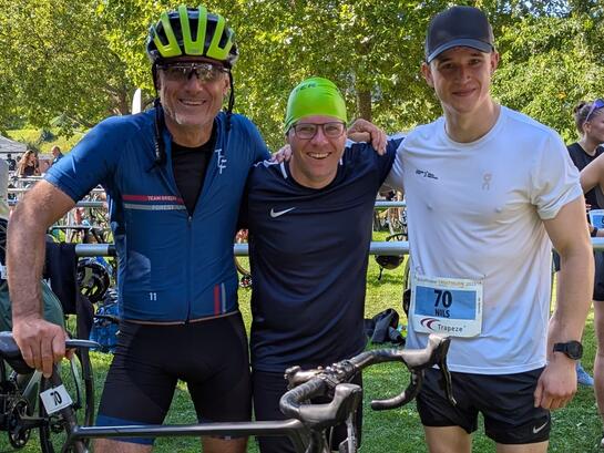 Teamgeist auf der Triathlon-Strecke